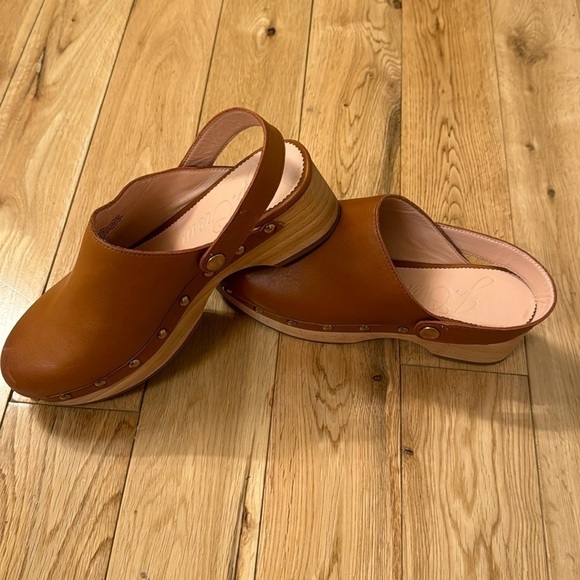J. Crew Shoes - J. Crew Convertible Leather Mule Clogs in Rich Oak Size 6